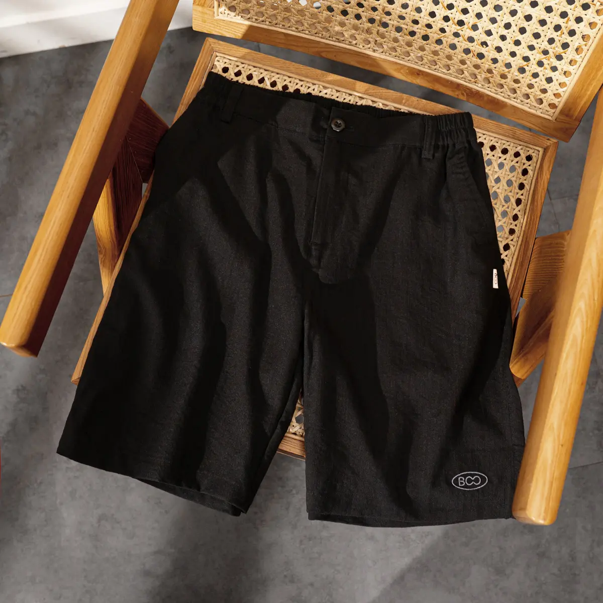 Quần shorts bermuda linen thêu BOO