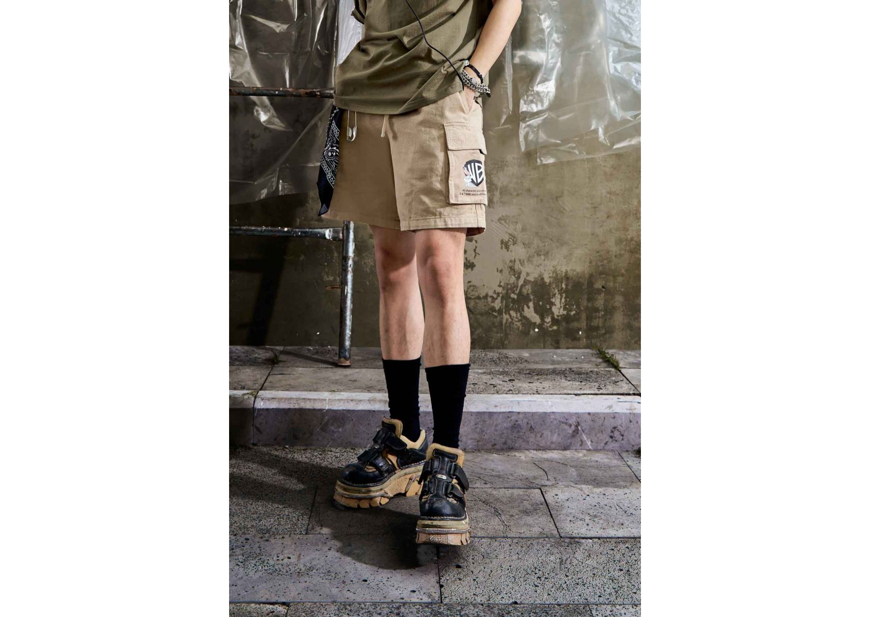 QUẦN SHORT CARGO KHAKI MA IN LOGO WB100 LOONEY TUNES